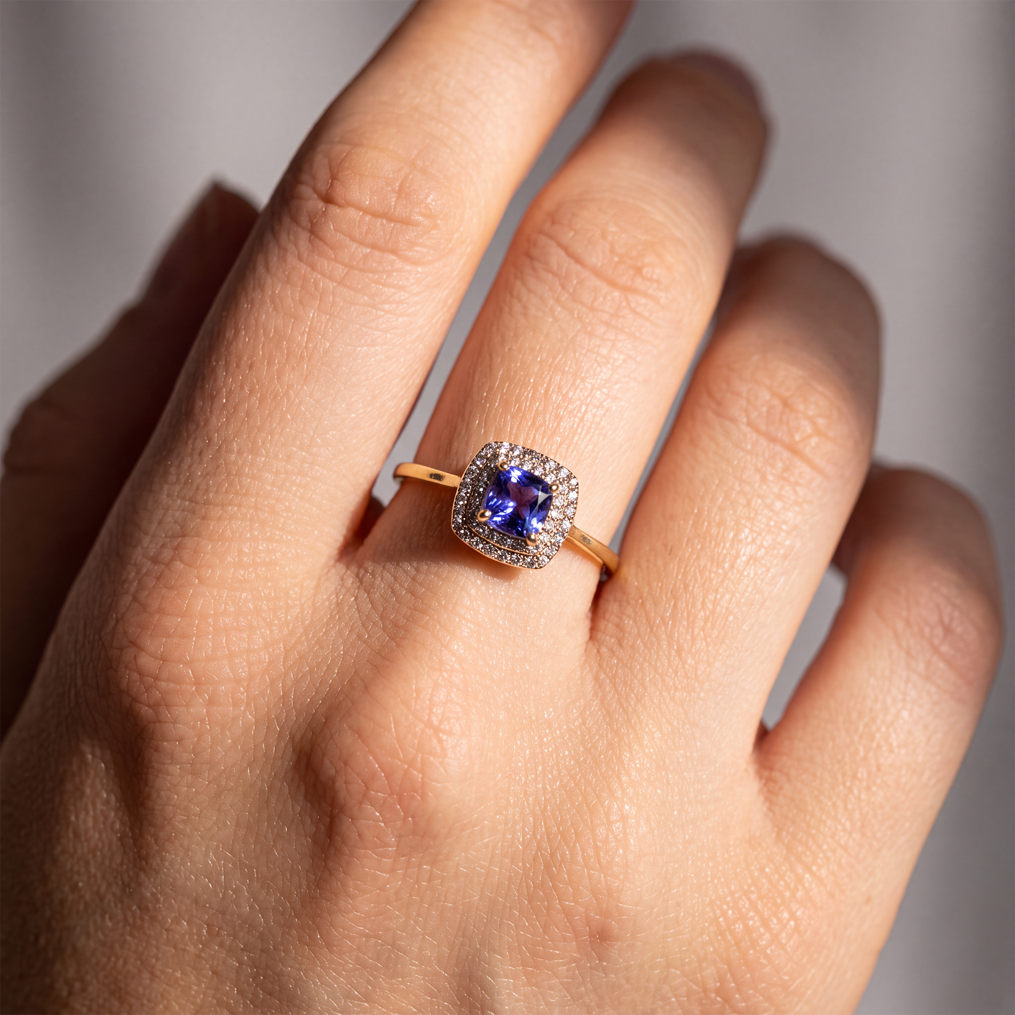 Pierścionek złoty z tanzanitem 0.7 ct i diamentami naturalnymi, próba 585