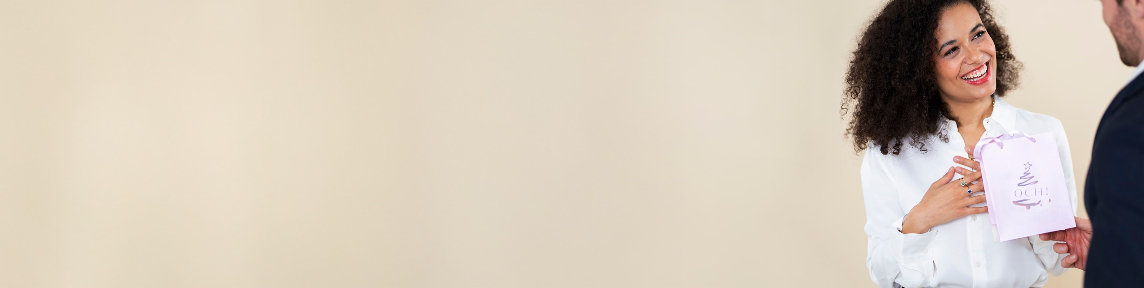 Kobieta ze złotą biżuterią dostaje prezent jubilerski OCH!