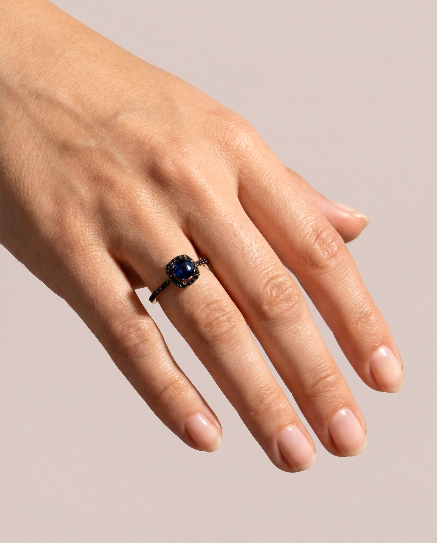 Pierścionek złoty z szafirem i czarnymi diamentami naturalnymi, próba 585