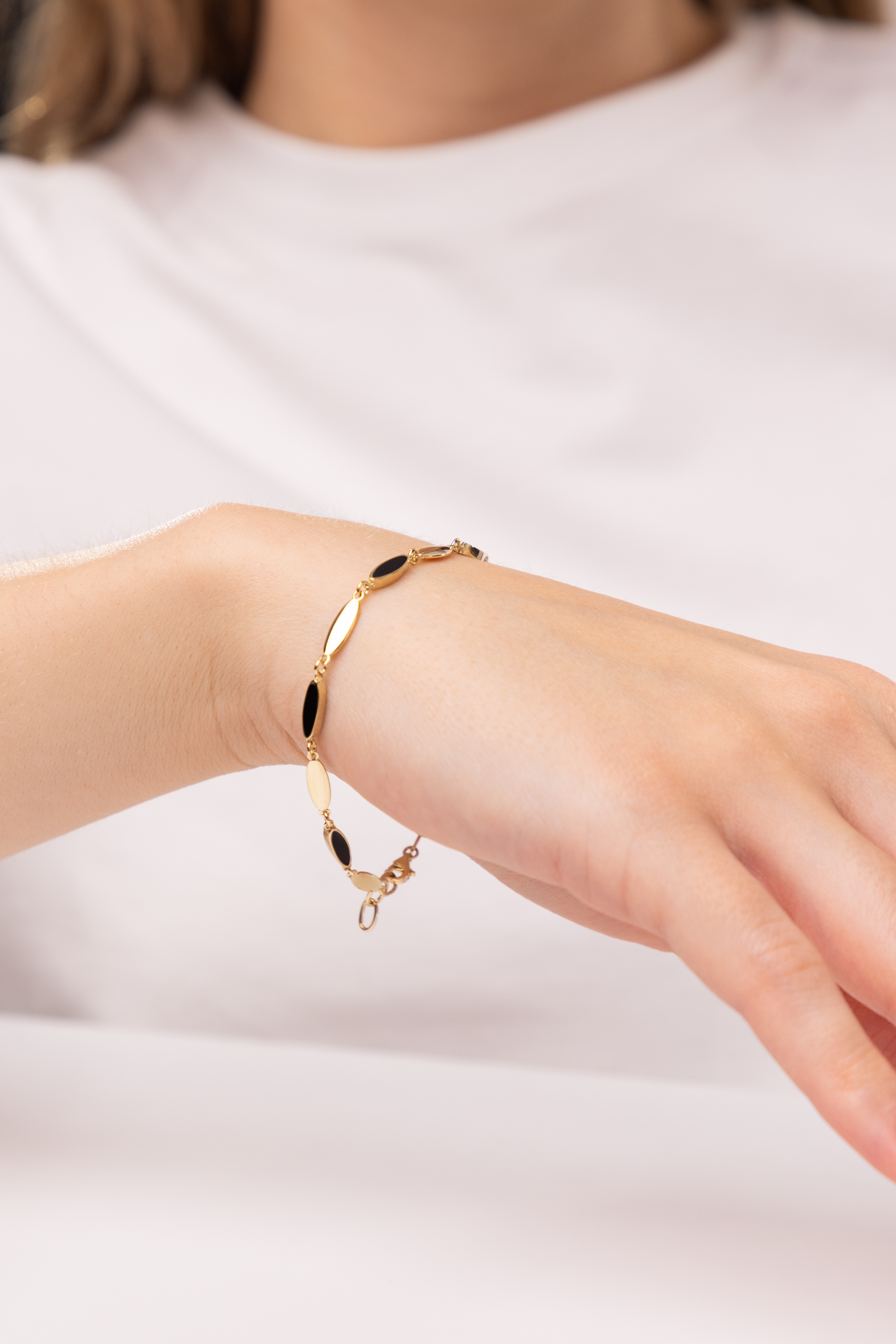 Bransoleta damska złota z czarną emalią, próba 585