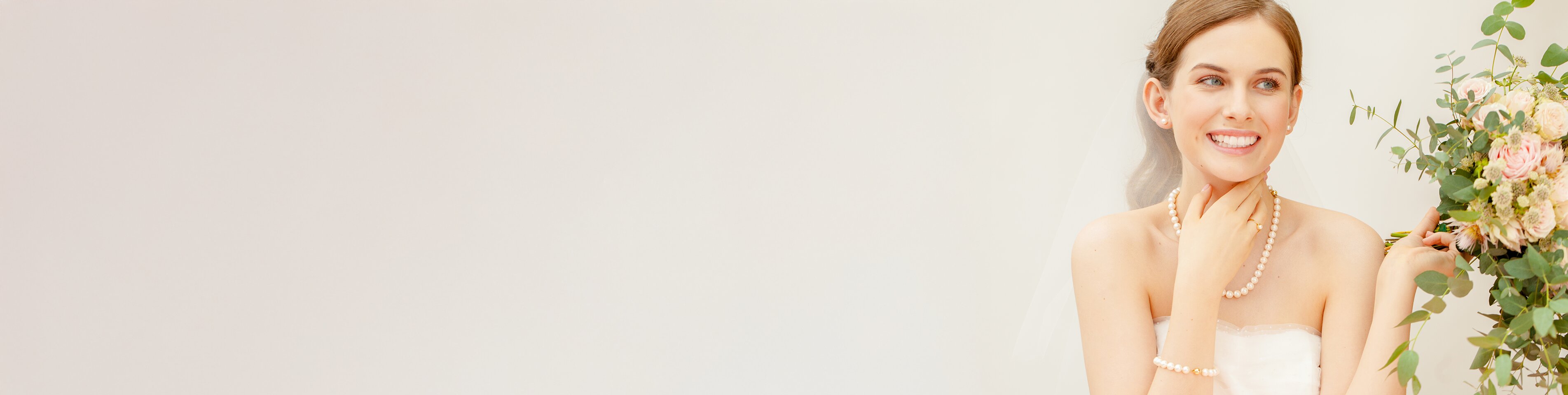 Panna młoda w sukni i biżuterii ślubnej z perłami