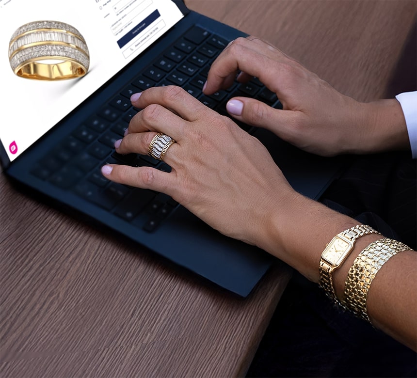 Kobieta w salonie z laptopem na stronie OCH! Kobieta w salonie z laptopem na stronie OCH!