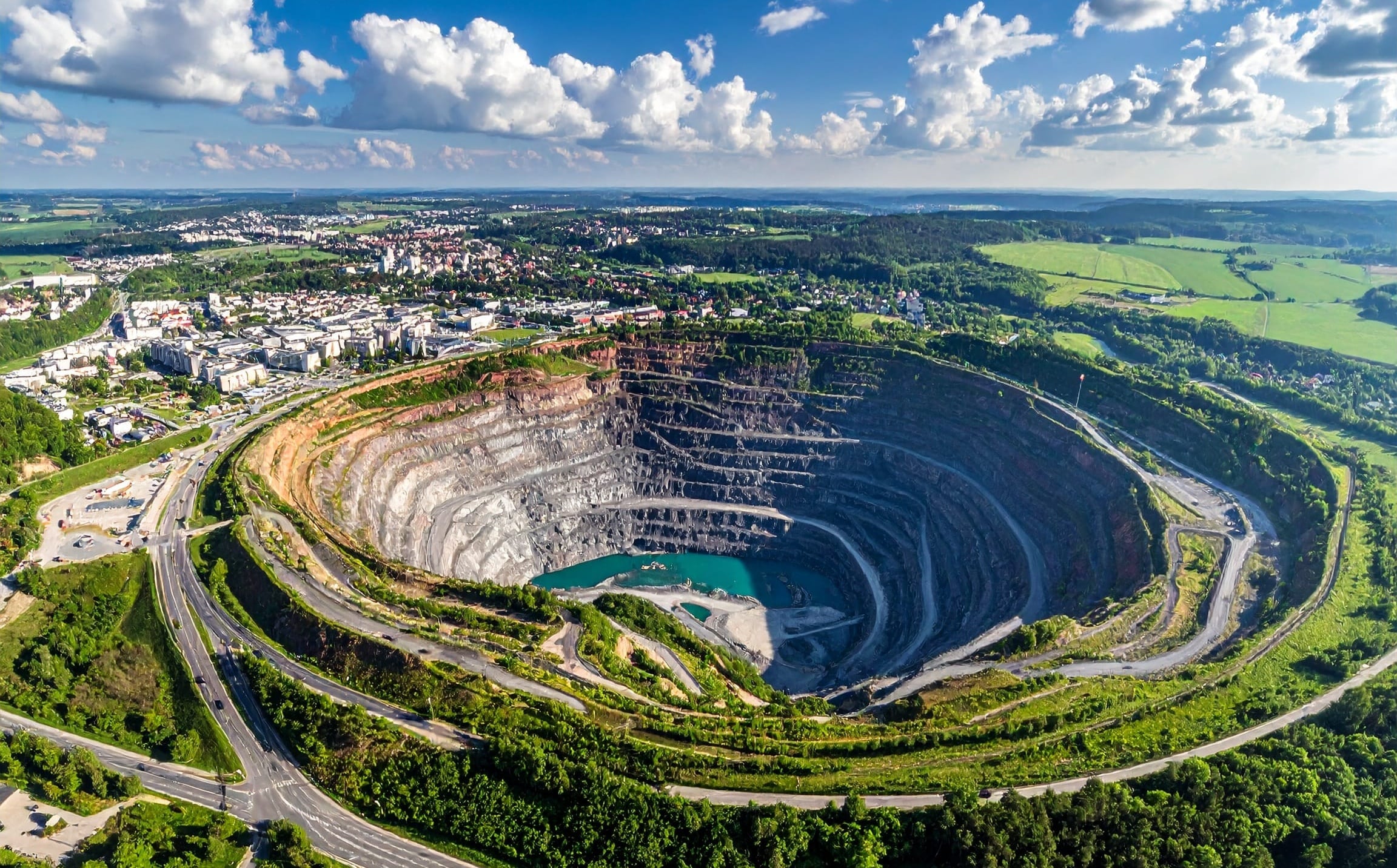 Kopalnia diamentów odkrywkowa przy mieście Kopalnia diamentów odkrywkowa przy mieście