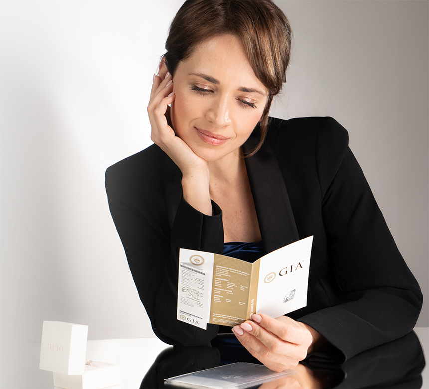 Ekspertka biżuterii czyta certyfikat autentyczności brylantów IGI