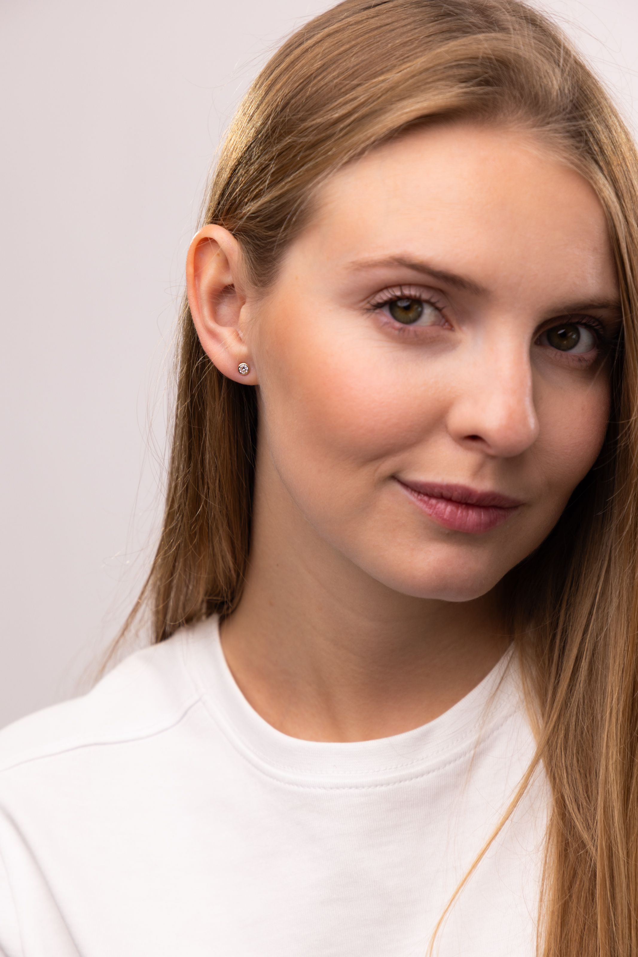 Kolczyki złote sztyfty z cyrkoniami w złotym otoku, próba 585