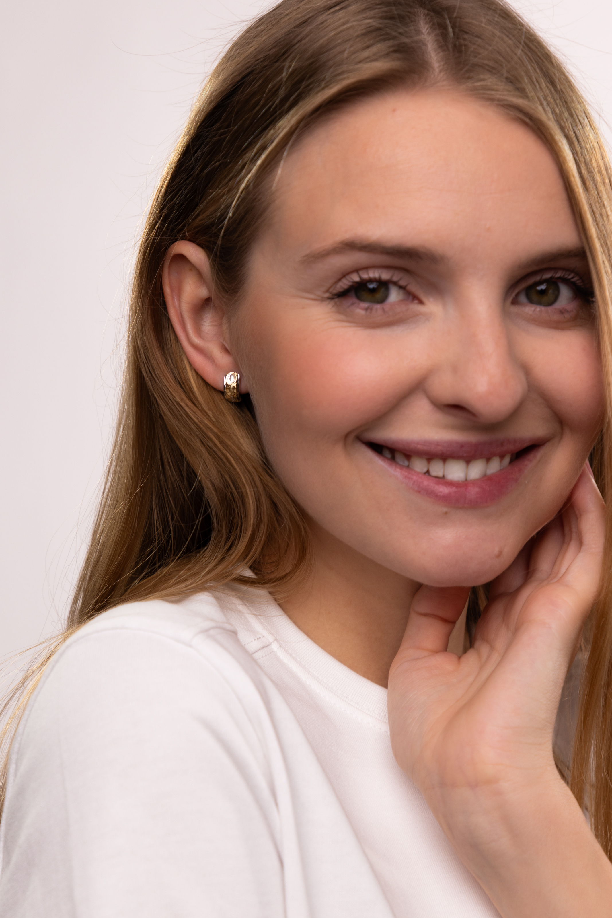 Kolczyki złote na angielskim zapięciu z ozdobnym grawerowniem, próba 585