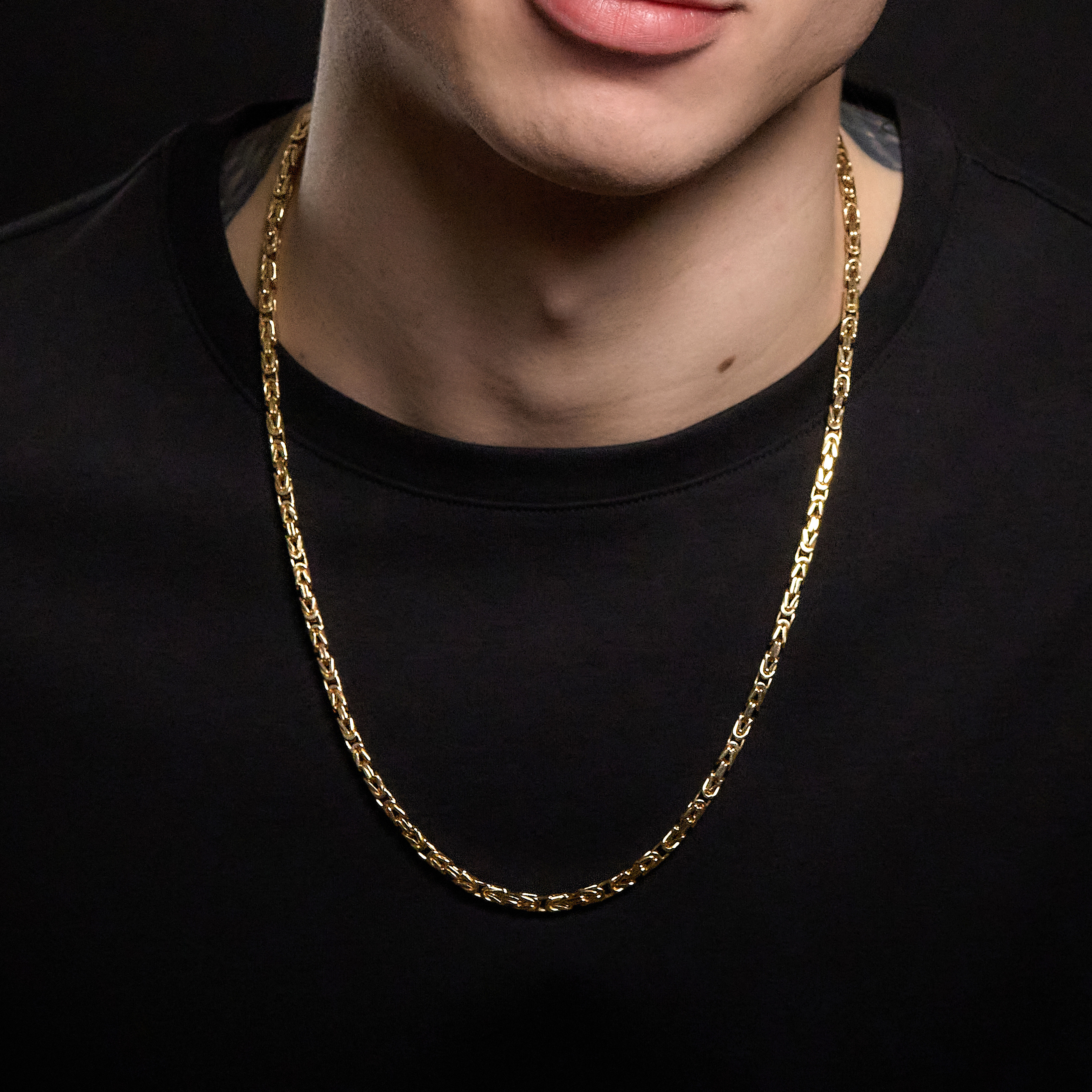 Mężczyzna ze złotym łańcuchem