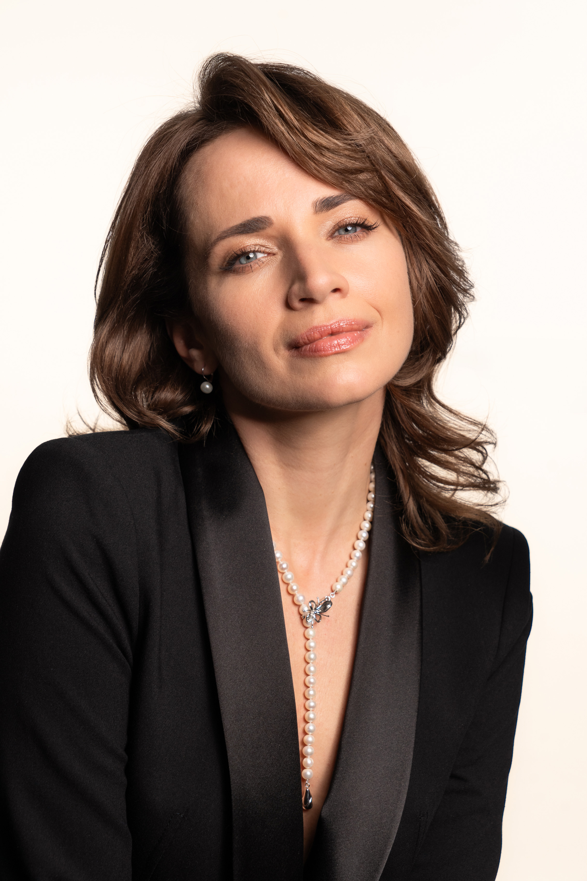 Naszyjnik z pereł naturalnych i srebrną kokardą, próba 925