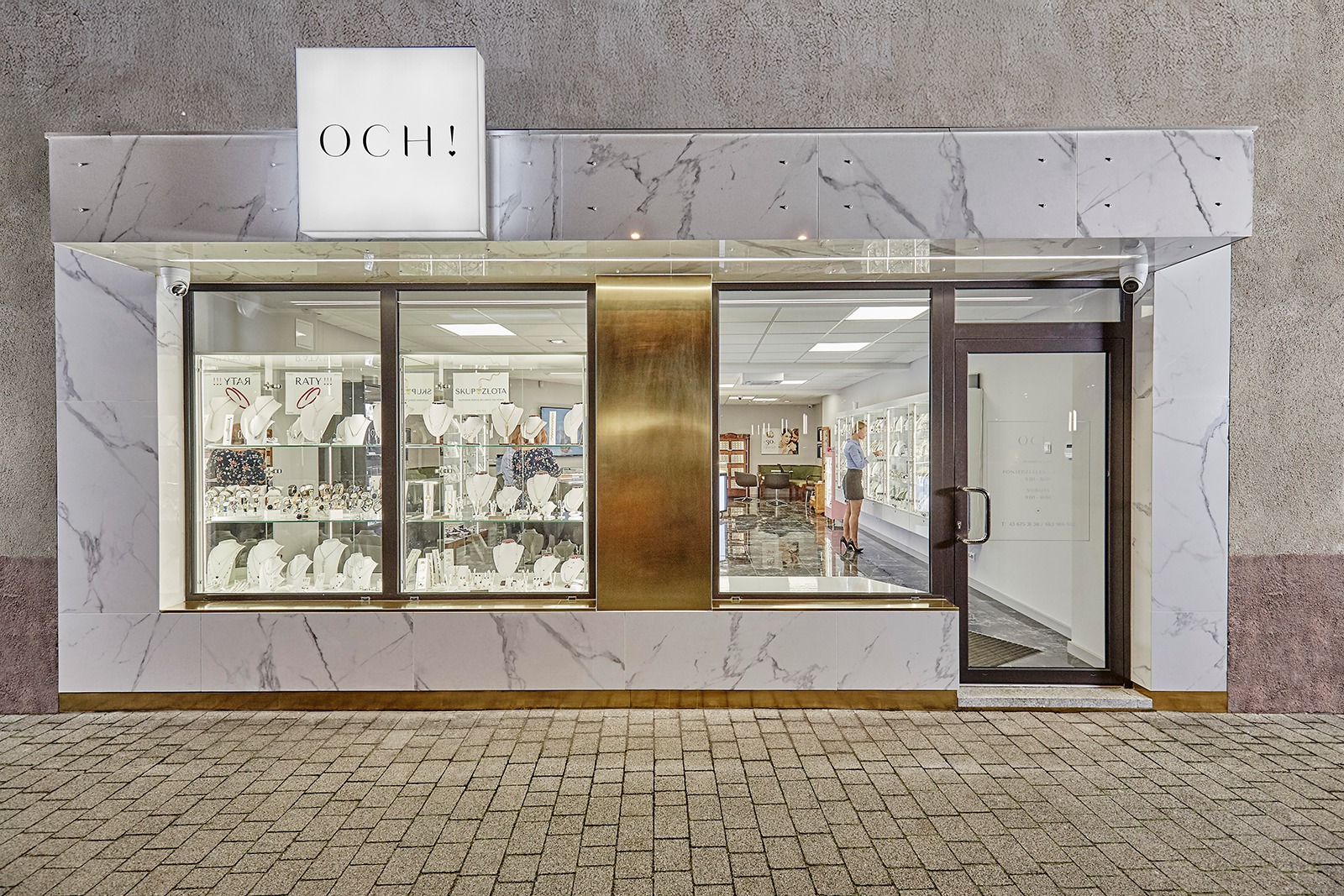 Salon jubilerski OCH! z biżuterią od zewnątrz