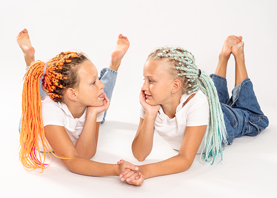 Dziewczynki na ziemi ze złotą biżuterią dla dzieci OCH! Kids