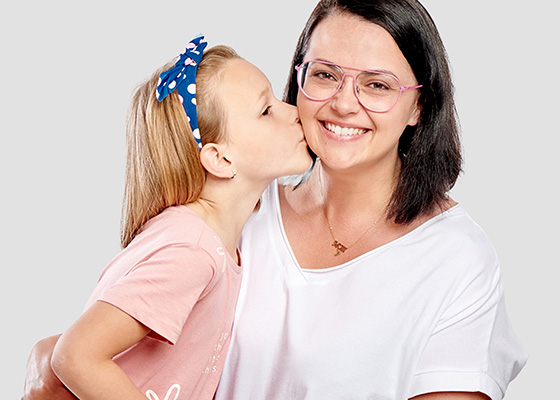 Mama i córka ze złotym naszyjnikiem Mama i córka ze złotym naszyjnikiem
