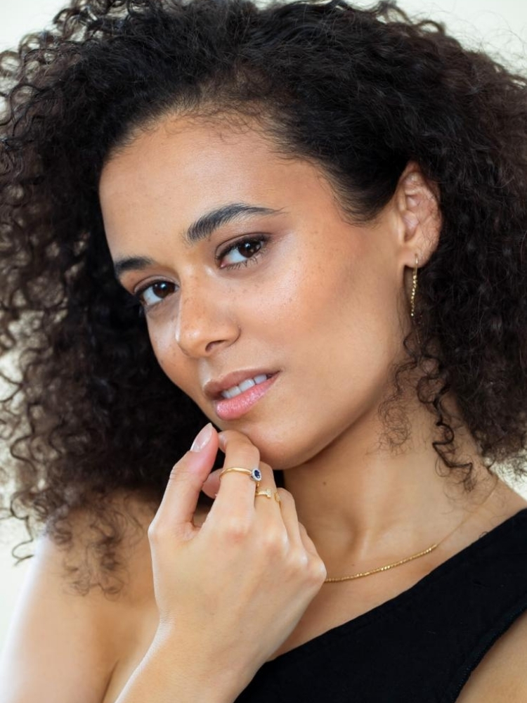 Kobieta w delikatnej złotej biżuterii na Wigilię