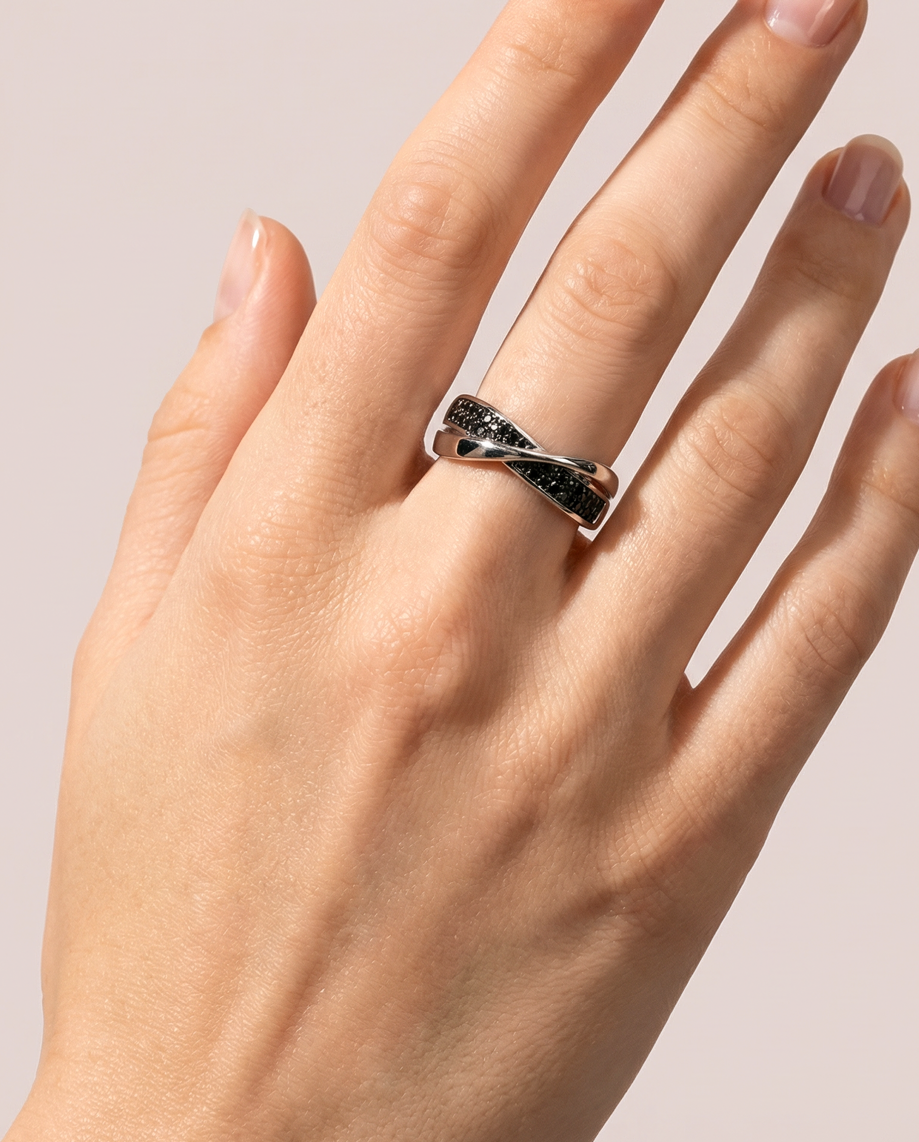 Pierścionek srebrny szeroki z czarnymi cyrkoniami, rozmiar 13,  próba 925