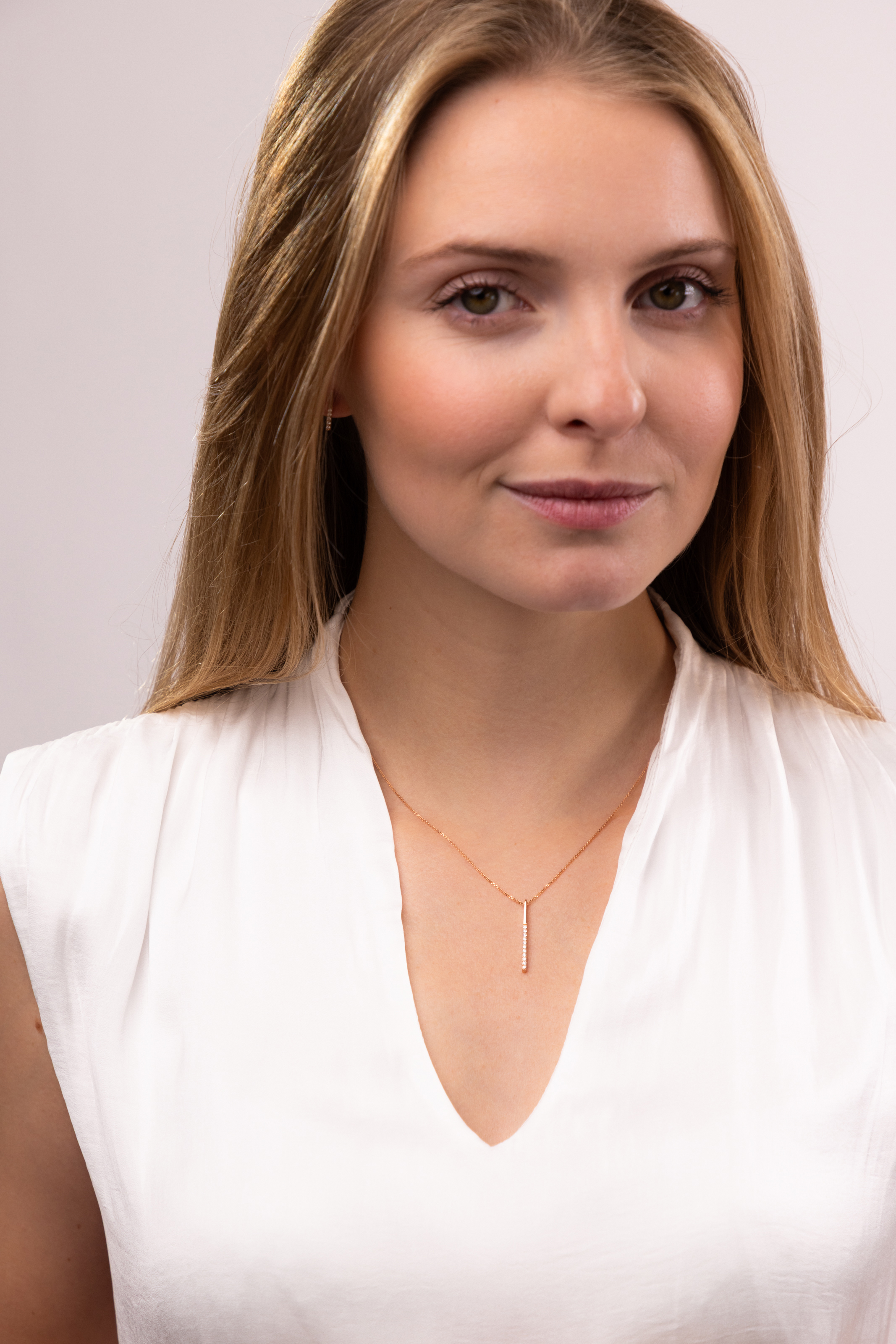 Naszyjnik z różowego złota z podłóżną zawieszką z cyrkoniami, próba 585