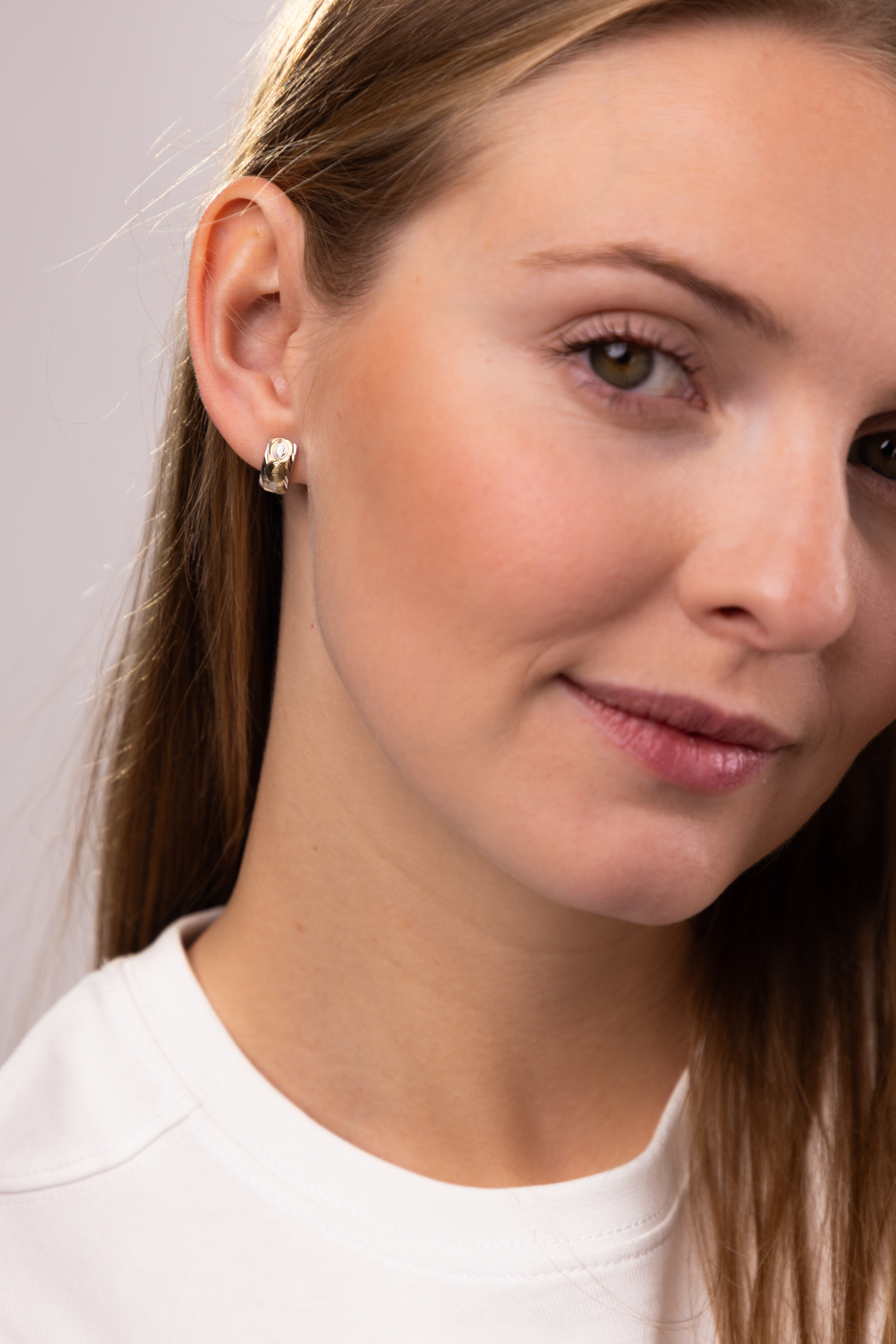 Kolczyki złote na angielskim zapięciu z ozdobnym grawerowniem, próba 585