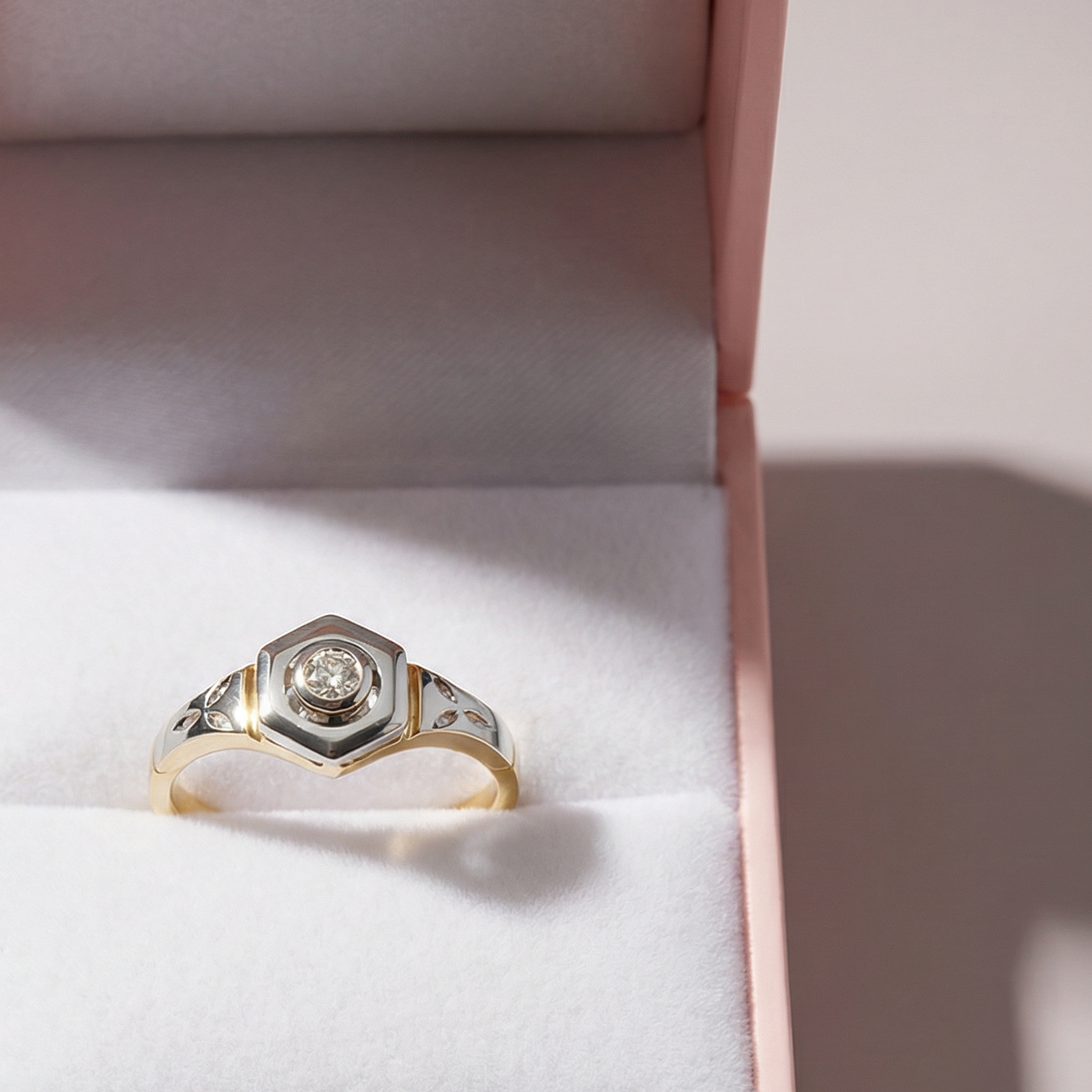 Pierścionek złoty Vintage z diamentem 0.08 ct, próba 585