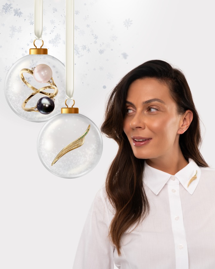 Kobieta w koszuli ze złotą broszką i bombkami z pierścionkami z perłami