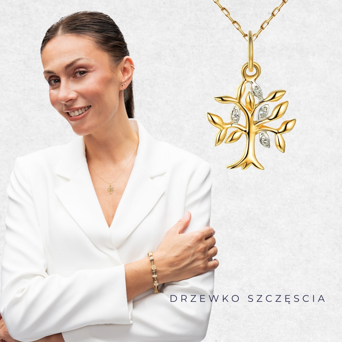 Kobieta ze złotym naszyjnikiem drzewko szczęścia