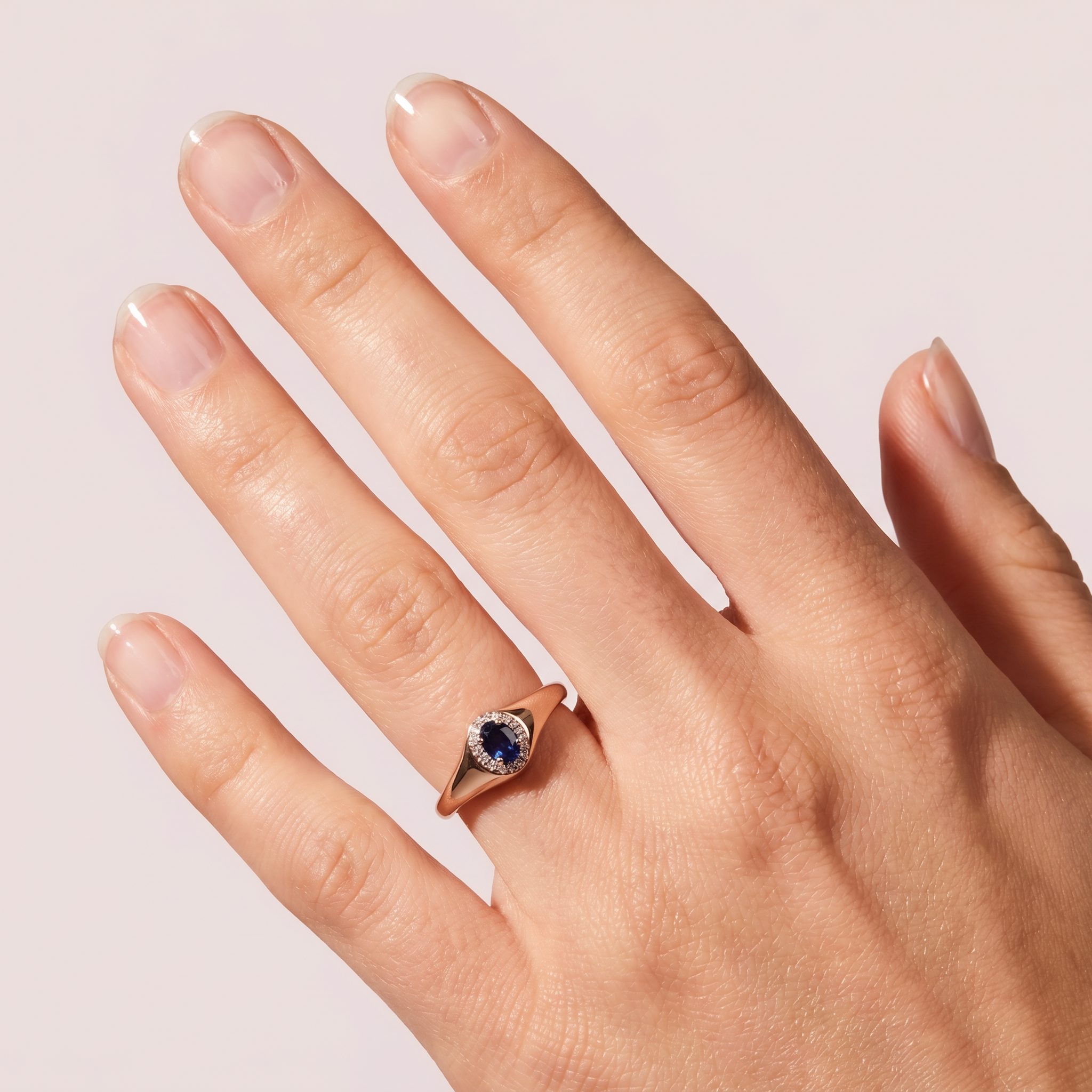 Elegancki pierścionek z różowego złota z szafirem i diamentami naturalnymi, próba 585