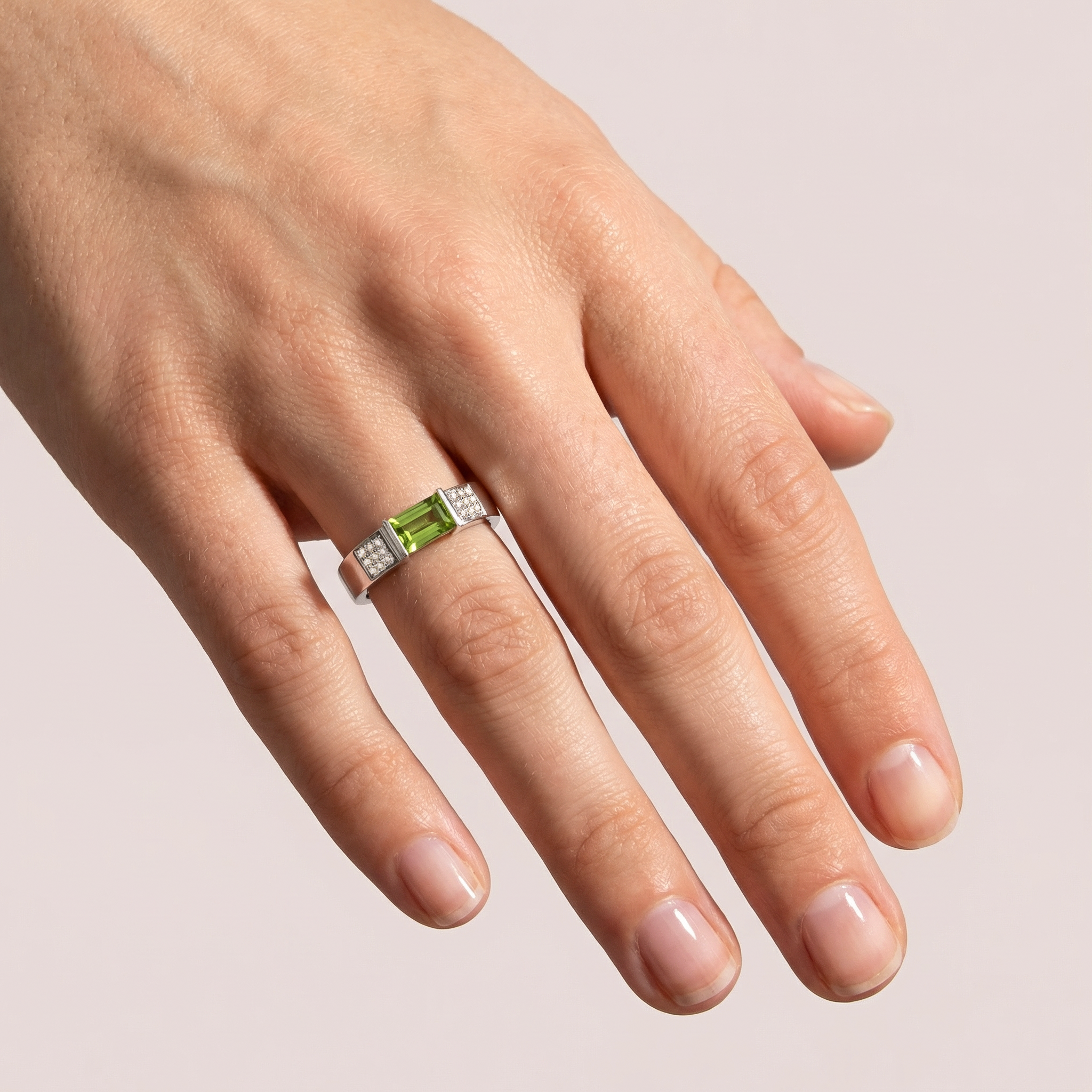 Pierścionek z białego złota vintage z oliwinem 1.01 ct i diamentami naturalnymi, próba 585