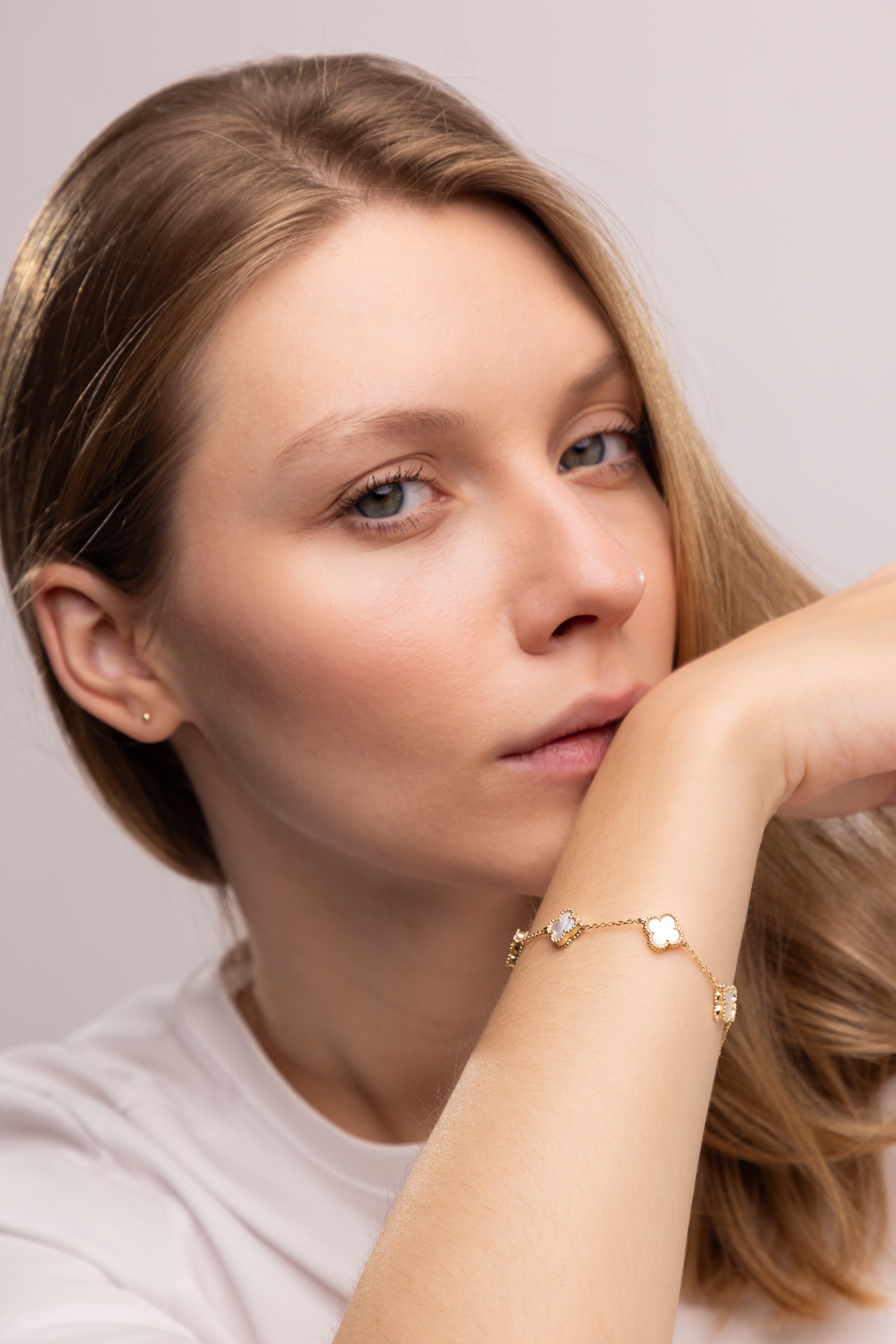 Bransoleta damsla złota z koniczynkami z masą perłową, próba 585