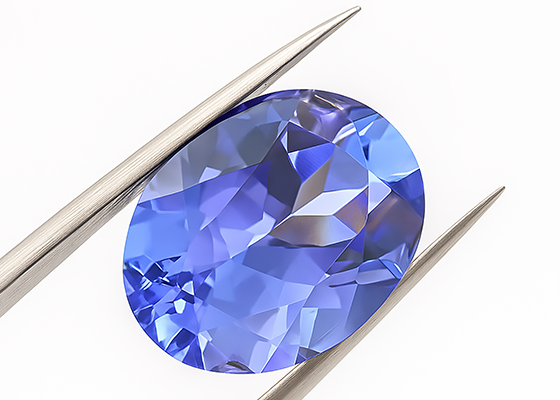 Niebieski tanzanit w szczypcach jubilerskich