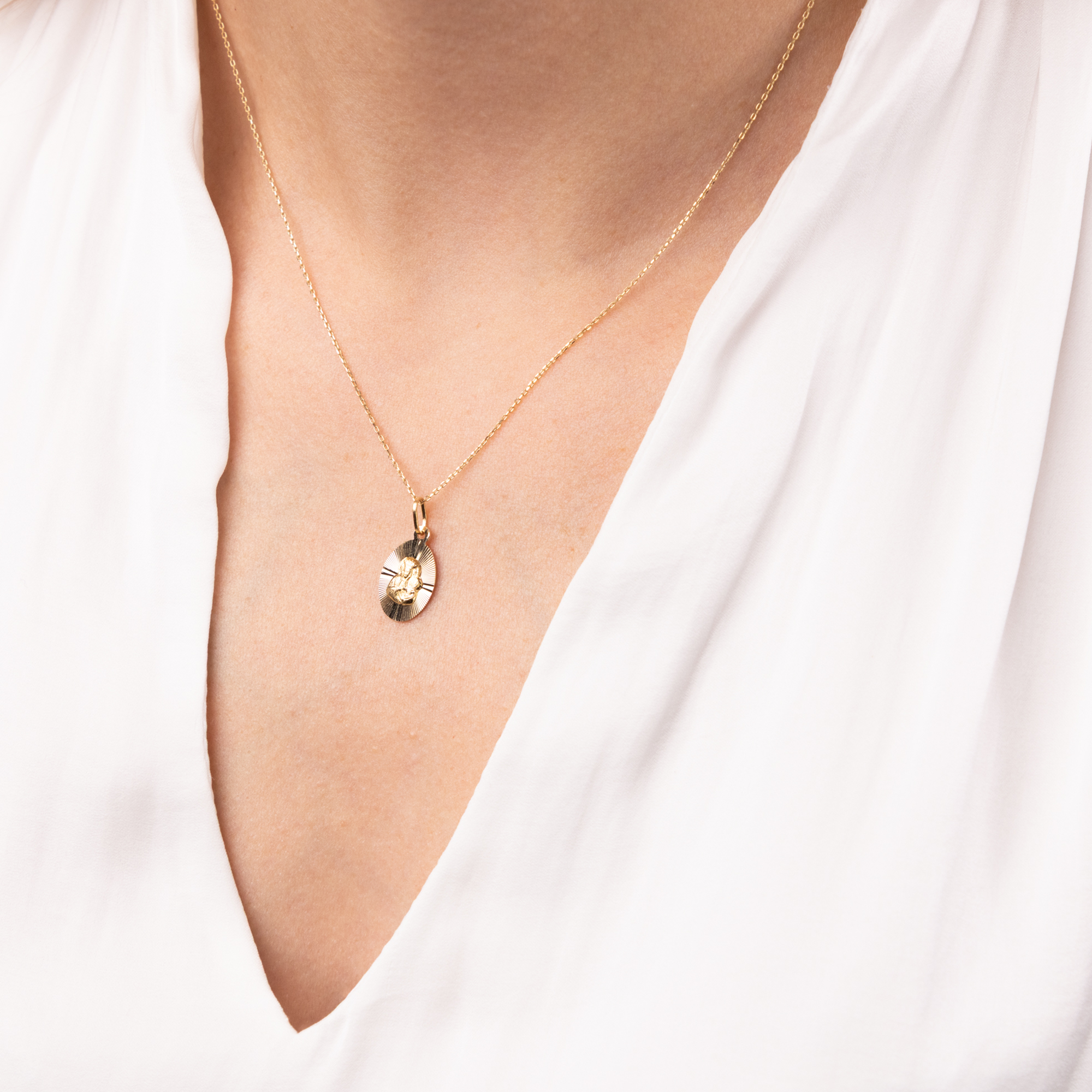 Owalny medalik złoty z wizerunkiem Matki Boskiej Częstochowskiej, próba 585