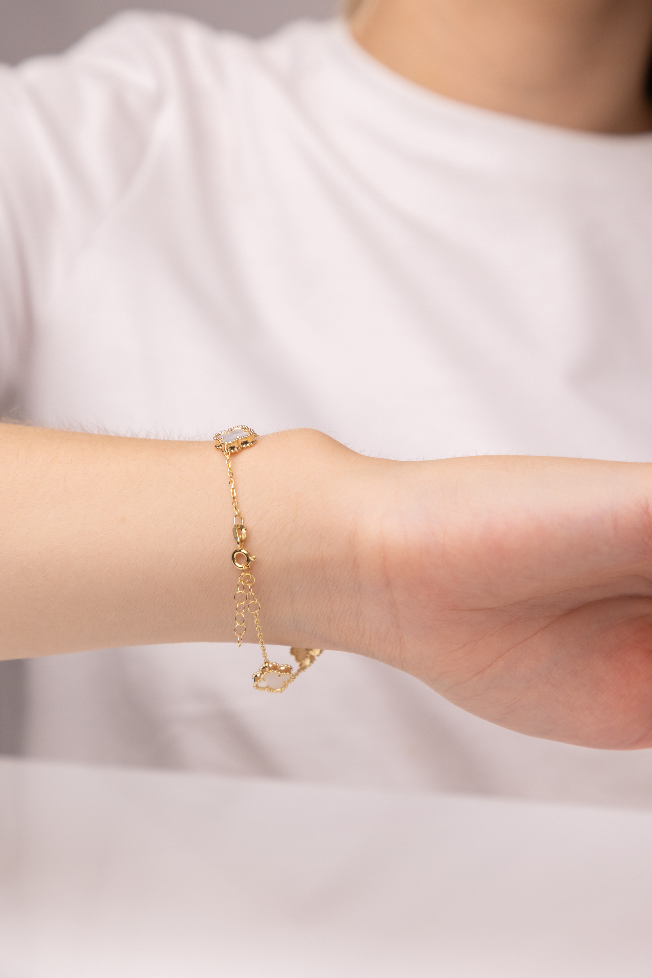 Bransoleta damsla złota z koniczynkami z masą perłową, próba 585