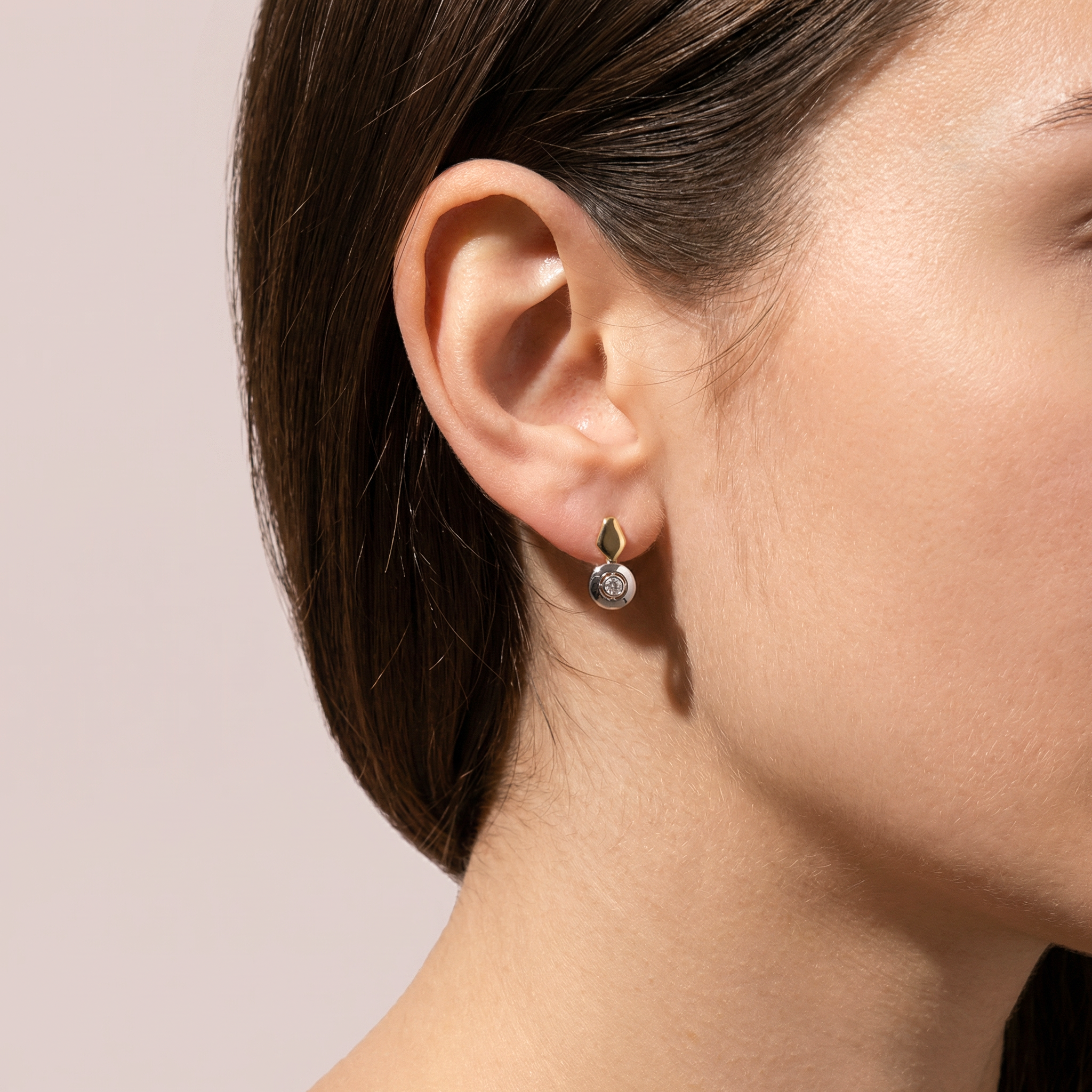 Kolczyki złote okrągłe na angielskim zapięciu z diamentami naturalnymi 0.18 ct, próba 585