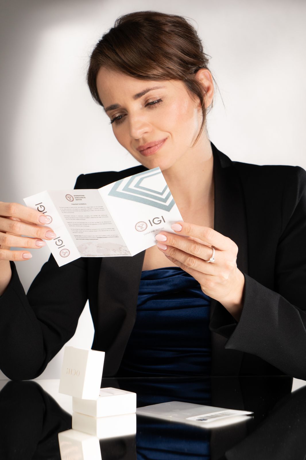 Kobieta czyta certyfikat autentycznoścy brylantów